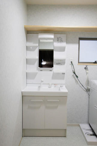 清潔感があり、すっきりとした洗面室