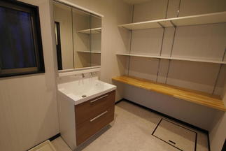 収納たっぷり造作棚を取り付けた洗面室