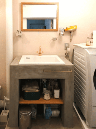 モルタル仕上げの造作の洗面台