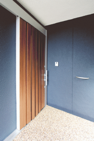 シックな落ち着いた玄関扉