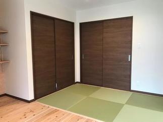 畳とフローリングで将来を見据えた寝室