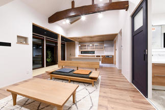 勾配天井と天窓が大空間リビングを演出