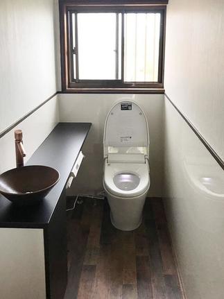 モダンな暖かみのある落ち着いたトイレ室