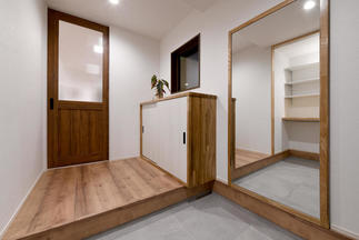 造作の下駄箱と鏡で統一感のある落ち着いた玄関