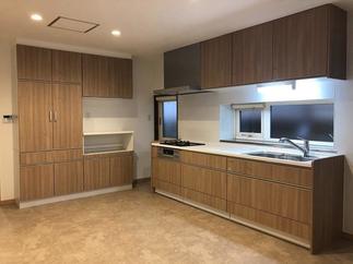 収納たっぷり壁付けキッチン