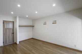 落ち着いた内装の子供部屋