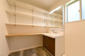 造作棚を施工した洗面室