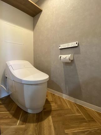 ヘリンボーン柄のフロアが遊び心あるトイレ室