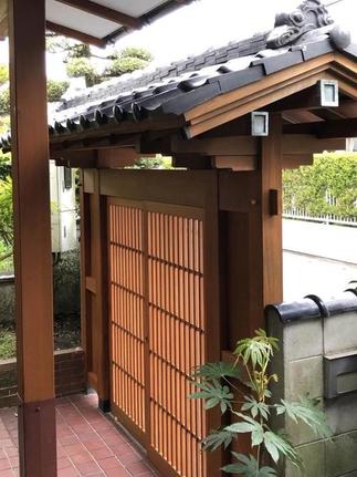 昔ながらの立派な数奇屋門