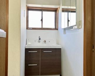 横壁にミラー付き収納を施工