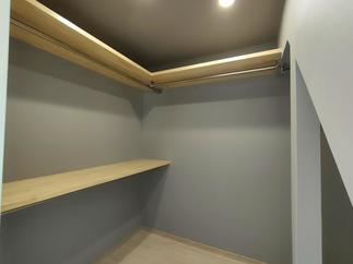 リビングの一角にファミリークローゼットを造作