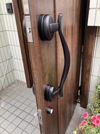 クラシカルなデザインのドアハンドル