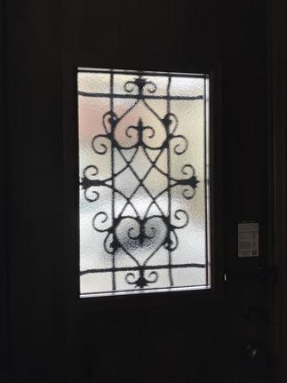 ステンドグラスのような採光窓