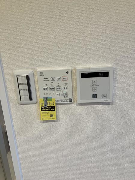 左側から照明スイッチ・浴室乾燥暖房機・お掃除浴槽となります。（操作は簡単です）