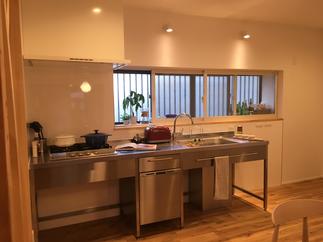 壁付キッチン　大きな出窓に二重窓設置で断熱効果+ディスプレイ