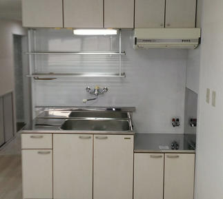 ホワイトコーディネートの明るいキッチン