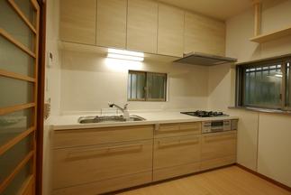 全体に古びて使いにくかったキッチン。収納タップリの明るいキッチンになりました。