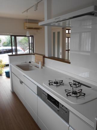 壁に向いていて狭かったたキッチンを対面風にして広くしました