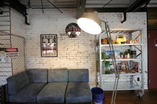 壁の一面は白いペイントで明るく