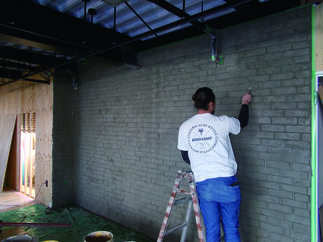 1階店舗壁面はレンガではありません。