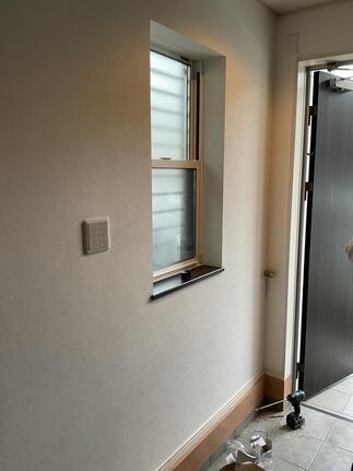 玄関土間から廊下ホールの上り降り補助用手摺設置　施工前