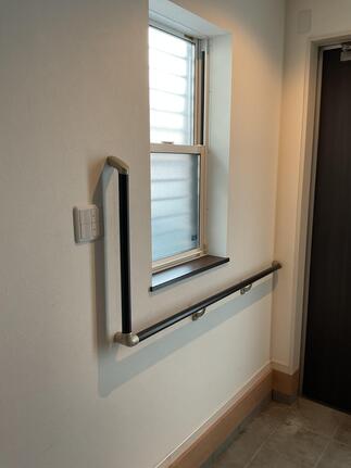 玄関土間から廊下ホールの上り降り補助用手摺設置　施工後