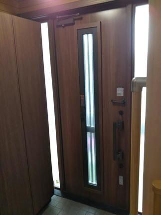 玄関、室内側から