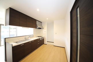 使い易く、リビングとの空間的なつながりも確保した、オープンなキッチン空間