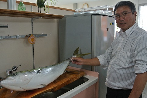 社長とブリ.JPG