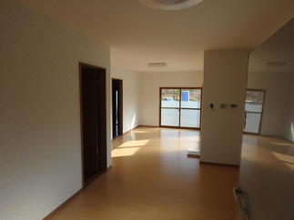 二間の仕切りを取っ払い広々の空間のリビングダイニングにしました。床暖房工事もしたので、真冬でもストーブやファンヒーターなどの暖房器具は要らなさそう！！