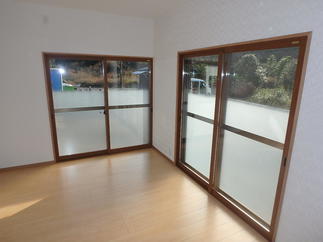 ドアにはインプラスを取り付けました。夏は涼しく、冬は暖かい！！エアコンの効きがよくなりますよ！！