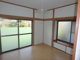 和のテイストを残しつつ、床・壁・天井と真っ白に！！清々しい空間になりました。