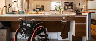 座った姿勢にフィットするように、キッチンのカタチやサイズを設計。だから無理なく作業が行えます。