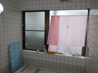 大きな窓からの冷気！！冬場は寒くてたまらない・・・