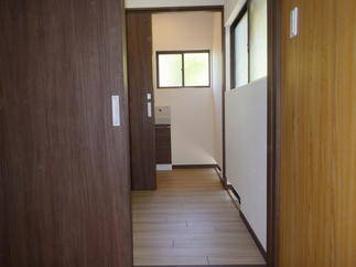 洗面室入り口から見たトイレ（奥）