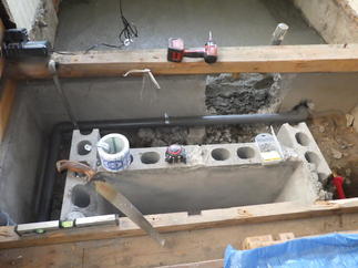 配管工事と基礎工事をしてます。この後ユニットバスを収めます。