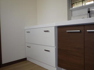 化粧台横の隙間にぴったり収納