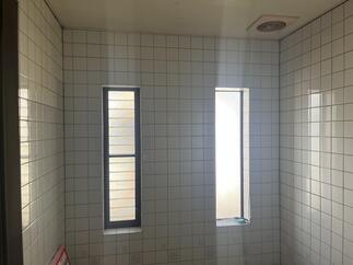 ルーバー窓からの冷気で、ゾクゾク・・・