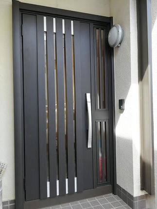 玄関ドア『リシェント』施工後の写真です。