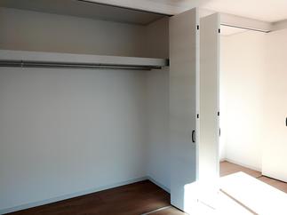 収納たっぷり。やわらかな朝日がさしこむ寝室