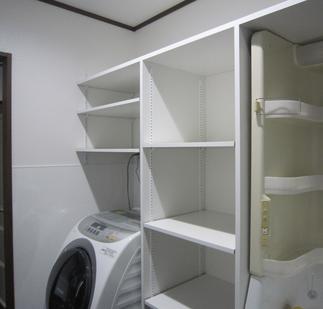 造り付けの収納棚を製作しました。