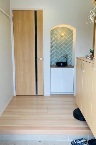 くすみグリーンとブラケットライトの玄関手洗い