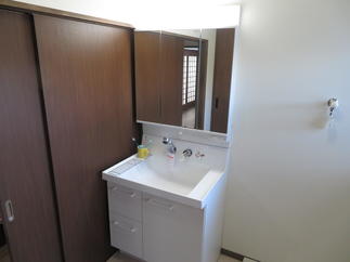 明るい洗面室に