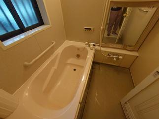 ゆったりくつろげる浴室へ