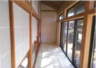 断熱材も入れ床の張替えを行いました。