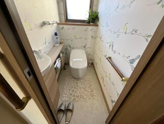 トイレはスタイリッシュなデザイン♪立座りもスムーズにできるよう手摺も取付ました