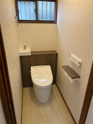 シックな色合いで、すっきり整ったキャビネット付きトイレにリフォーム〈トイレ〉