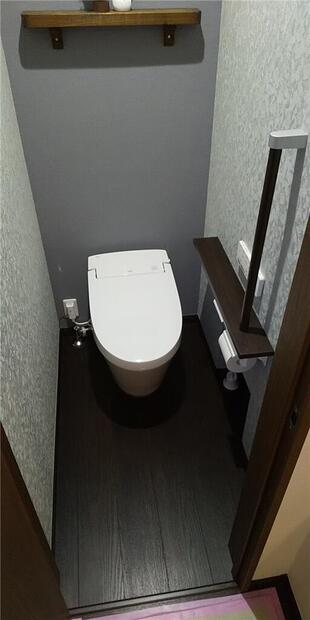 タンクレスで広くスッキリ、掃除が行き届くトイレ空間へ〈トイレ〉