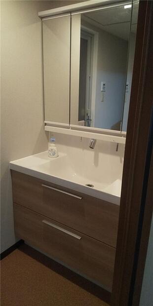 木目調のスライド収納がおしゃれな洗面台へ交換〈洗面化粧台〉　