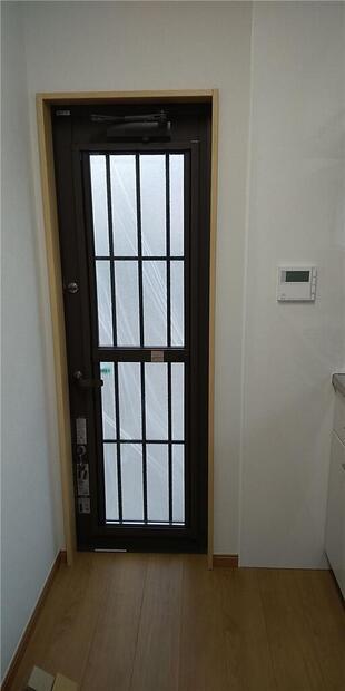 防犯の不安解消！最新ロックで「安心」を手に入れるドアリフォーム〈勝手口〉